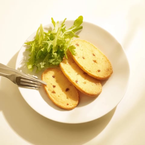 Saftige deutsche Frikadellen mit Zwiebeln und Kräutern, ideal zu Kartoffeln servieren.  